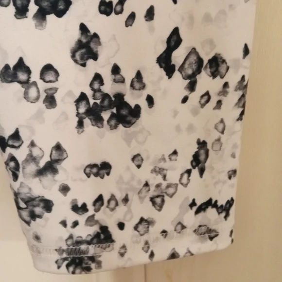 Black and White Patterned Leggings - Picture 4 of 5